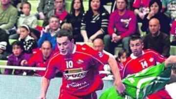 <b>IGUALADO. </b>Mauricio intenta superar a Marquinho y Ortiz.