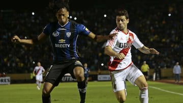 Arturo Mina en el partido de la Copa Libertadores ante River Plate.