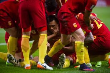 Los jugadores celebran el gol de Yu Dabao que les dio la victoria.