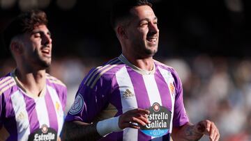 BARBADÁS (ORENSE), 12/11/2022.-El delantero del Valladolid Sergio León (d), celebra el primer de su equipo contra el Barbadás, este sábado durante el partido correspondiente a los 64avos de la Copa del Rey en el Campo do Couto.- EFE/Eliseo Trigo