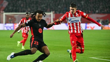 Barcelona's French defender #23 Jules Kounde (L) fights for the ball with Crvena Zvezda Beograd's Serbian defender #23 Milan Rodic during the UEFA Champions League, League phase - Matchday 4 football match between Crvena Zvezda Beograd and FC Barcelona, at the Rajko-Mitic Stadium, in Belgrade, on November 6, 2024. (Photo by Andrej ISAKOVIC / AFP)