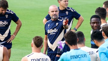 Paco López dirigiendo un entrenamiento en la Ciudad Deportiva.