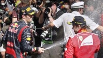 Webber y Alonso ba&ntilde;andose en champ&aacute;n en el GP de M&oacute;naco. 