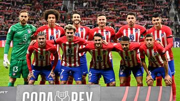 Atletico Madrid's players pose for a team picture before the start of Spanish Copa del Rey (King's Cup) quarter final football match between Club Atletico de Madrid and Sevilla FC at the Metropolitano stadium in Madrid on January 25, 2024. (Photo by JAVIER SORIANO / AFP)