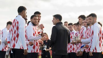 El entrenador del Girona FC, Míchel Sánchez, junto a varios de sus jugadores durante el entrenamiento de su equipo.