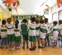 Los niños de Elche visten de blanco y verde los colegios