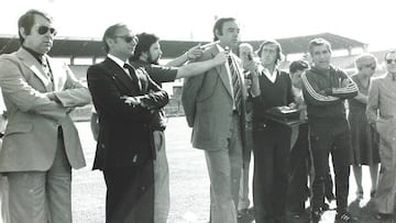 22 de julio de 1977. El presidente accidental Julio Descart&iacute;n, durante la presentaci&oacute;n del equipo, flanqueado por el candidato a presidencia Pepe Gil y el nuevo entrenador Arsenio Iglesias.