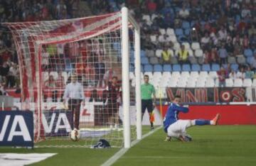 1-1. Manu Herrera no puede evitar el gol del empate conseguido por Verza desde el punto de penalti.