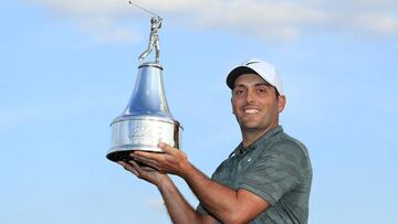 Francesco Molinari posa con el trofeo de campeón del Arnold Palmer Invitational en el Bay Hill Club de Orlando, Florida.