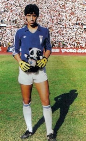 Patricio Toledo: Otro gran arquero que dio Universidad Católica al fútbol chileno. Ganó seis campeonatos con la UC, incluida la Copa Interamericana de 1994, única certamen internacional que hasta ahora logró la escuadra de San Carlos de Apoquindo.