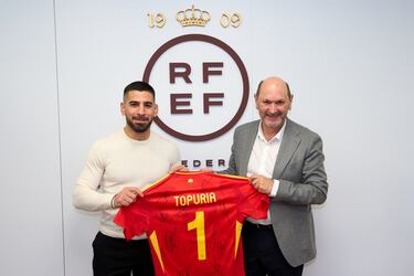 Ilia Topuria posa con la camiseta de España que le entregó el presidente de la RFEF, Rafael Louzán.