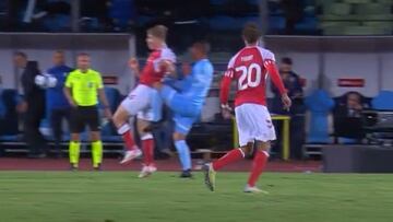 Rasmus Hojlund (de rojo), sufriendo la entrada de Di Maio (de azul)