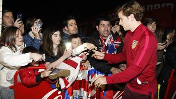 Griezmann firma aut&oacute;grafos en el hotel de concentraci&oacute;n del Atl&eacute;tico en Gij&oacute;n, el ABBA.