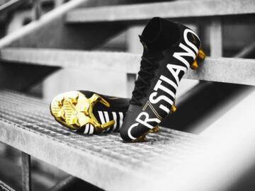 El delantero portugués de la Juventus de Turín estrenó el pasado viernes en el derbi de Turín sus nuevas botas, las Nike Mercurial Superfly personalizadas. Son de color negro con una suela dorada. Aunque, sin duda, el aspecto más llamativo es la palabra “
