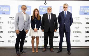 El delegado de PRISA Media en Catalunya, Jaume Serra, la vicepresidenta de PRISA, Pilar Gil, el político Albert Batet y el director general de la SER, Ignacio Soto en el posado previo al programa especial.