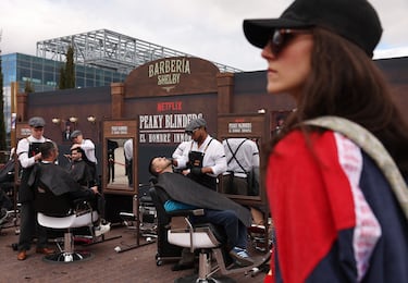 Una barbería inspirada en la serie de televisión Peaky Blinders a las afueras del estadio antes del partido.