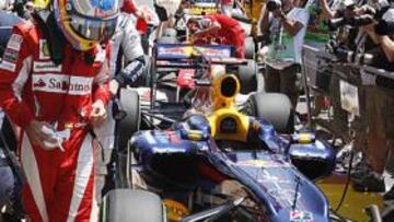 <b>PILOTO CONTRA MÁQUINA. </b>Alonso observa el Red Bull del año pasado diseñado por Newey, a la derecha junto al español en un podio.