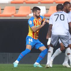 Lino, Castillejo (2) y Kluivert marcan en el regreso de Gayà