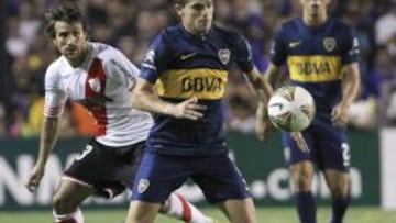 Fernando Gago disputa la pelota con Leonardo Ponzio durante el clásico entre Boca y River.