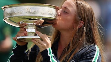 Carla Bernat, con el trofeo de Augusta.