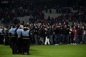 Los aficionados del Lille invadieron el campo e intentaron agredir a su propios jugadores.