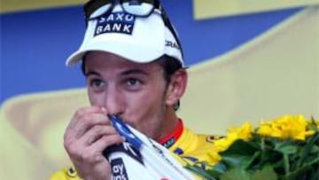 Cancellara besa el maillot amarilo