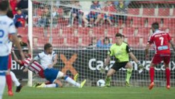 Roger intenta marcar en una acci&oacute;n del partido de la temporada pasada en Montilivi, en el que el Girona se impuso por 2-0 al Real Zaragoza.