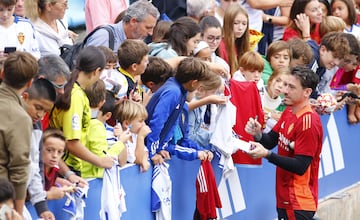 Cristian Álvarez firma un autógrafo.