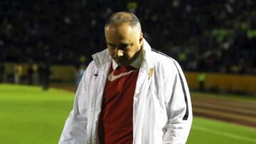 Tras quedar eliminados en Liga y Libertadores, el Club Universidad confirmó la salida de su entrenador y su vicepresidente deportivo.