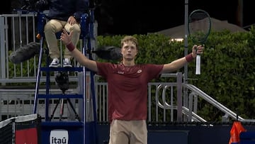 Martín Landaluce celebra su triunfo ante Luciano Darderi en Miami.