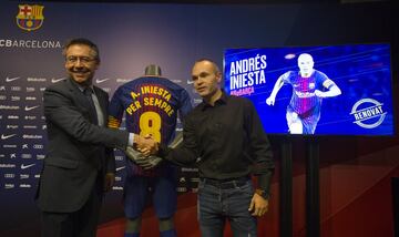 El acto de renovación de por vida de Iniesta con el Barça