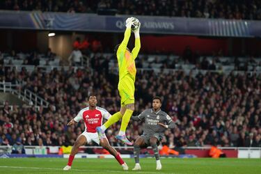 Vuelo del guardameta del Arsenal David Raya sobre Rodrygo y Myles Lewis-Skelly.