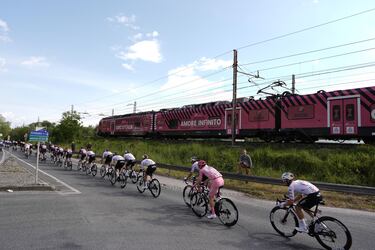 El pelotón durante la quinta etapa del Giro entre Génova y Lucca.