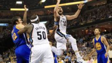 Marc Gasol lanza ante la mirada de Stephen Curry.