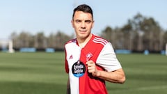 Iago Aspas posa con la nueva segunda equipaci&oacute;n del Celta. 