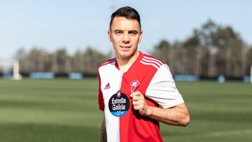 Iago Aspas posa con la nueva segunda equipación del Celta.