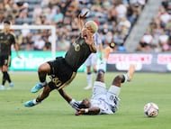 LOS ANGELES, CALIFORNIA - APRIL 19: David Mart�nez #30 of the Los Angeles Football Club and Jamar Ricketts #2 of the San Jose Earthquakes battle for the ball during the first half at BMO Stadium on April 19, 2026 in Los Angeles, California. Kevork Djansezian/Getty Images/AFP (Photo by KEVORK DJANSEZIAN / GETTY IMAGES NORTH AMERICA / Getty Images via AFP)