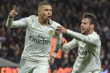 Juan Bernat, con Mbappe, en un partido del PSG.