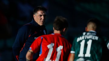 Futbol, Seleccion chilena sub 23 vs Santiago Wanderers.
Partido amistoso 2023.
El entrenador de la seleccion chilena sub 23 Eduardo Berizzo dirige a sus jugadores  durante el partido amistoso Santiago Wanderers en ayuda a los damnificados por el mega incendio de Vina del Mar, realizado en el estadio Elias Figueroa de Valparaiso, Chile.
25/01/2023
Andres Pina/Photosport

Football, Chile U 23 vs Santiiago Wanderers.
2023 Friendly match.
Chile's U 23 head coach Eduardo Berizzo  during a friendly match against Santiago Wanderers to aid those affected by the mega fire in Vina del Mar, held at the Elias Figueroa stadium in Valparaiso, Chile.
25/01/2023
Andres Pina/Photosport