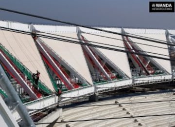 La colocación de la membrana de politetrafluoroetileno sigue avanzando sobre el fondo norte del estadio.  