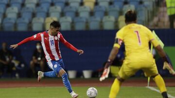 Paraguay's Santiago Arzamendia shots at the goal of Peru's goalkeeper Pedro Gallese during a Copa America quarterfinal soccer match at Olimpico stadium in Goiania, Brazil, Friday, July 2, 2021. (AP Photo/Eraldo Peres)