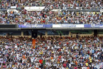 Aficionados en el estadio Santiago Bernabéu.