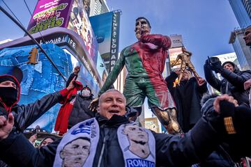 Cristiano Ronaldo cumpli 40 a?os y un grupo de seguidores incondicionales del astro portugus quiso rendirle homenaje de una manera muy singular, se reuni en la mtica Times Square de Nueva York ante una estatua de su dolo con un objetivo muy claro: conseguir gritar al unsono el mayor siiu colectivo de toda la historia.