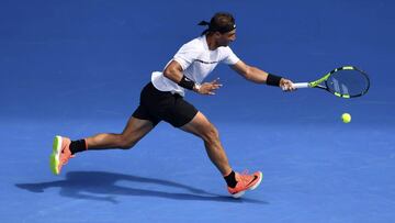 AUS017 MELBOURNE (AUSTRALIA) 17/01/2017.- El tenista español Rafael Nadal devuelve la bola al alemán Florian Mayer durante su partido de primera ronda del Abierto de tenis de Australia en Melbourne, hoy, 17 de enero de 2017. EFE/Filip Singer