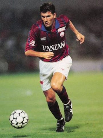 En 1992 'Zizou' ficha por el Girondins de Burdeos.