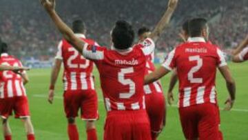 Los jugadores del Olympiacos celebrando uno de sus tantos.
