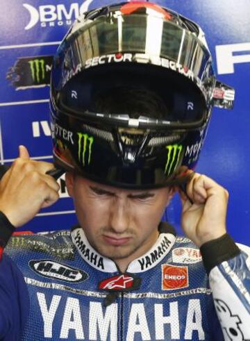 orge Lorenzo se pone su casco para la ronda de calificación del Gran Premio de Gran Bretaña en el circuito de carreras de Silverstone
