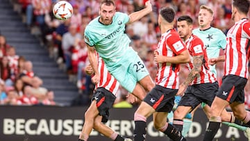 BILBAO, 24/10/2024.- El delantero checo del Slavia Praga Tomas Chory (i), remata de cabeza a la portería durante el partido de Liga Europa ante el Athletic Club que disputan este jueves en el estadio de San Mamés, en Bilbao. EFE/Javier Zorrilla