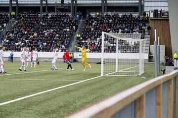 1-3.El portero Teitur Gestsson marcó el tercer gol en propia puerta tras un lanzamiento de Isco.