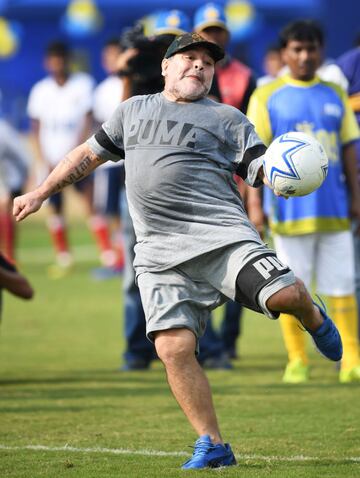 Maradona visita una escuela en la India